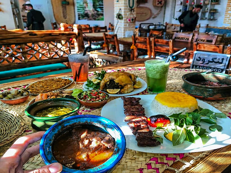آشنایی با بهترین رستوران های موسیقی زنده تهران برای یک روز عالی 9 گیلار