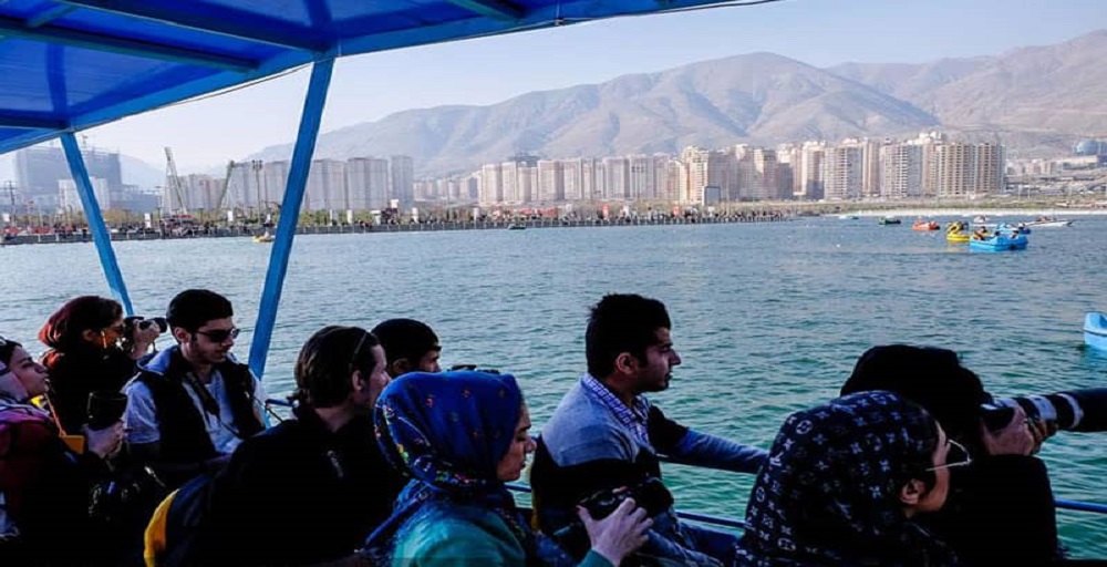 قایق‌سواری و تفریح در دریاچه چیتگر تهران