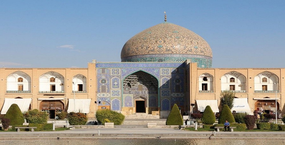 ورودی مسجد از دور