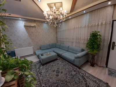 نمای داخلی شیک و تمیز یک سوئیت مبله اجاره‌ای