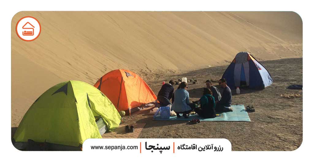 بهترین اقامتگاههای ورزنه برای اقامت در دل کویر | سپنجا 3 تپههای شنی طلایی کویر ورزنه"