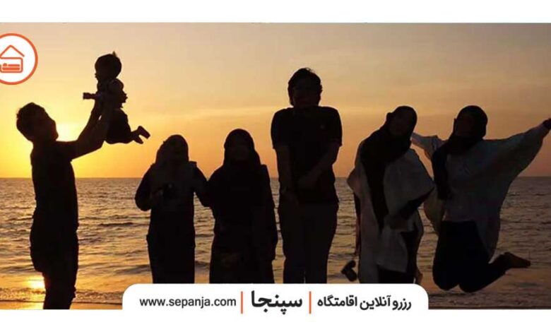 خانواده در حال گردش در ساحل رامسر