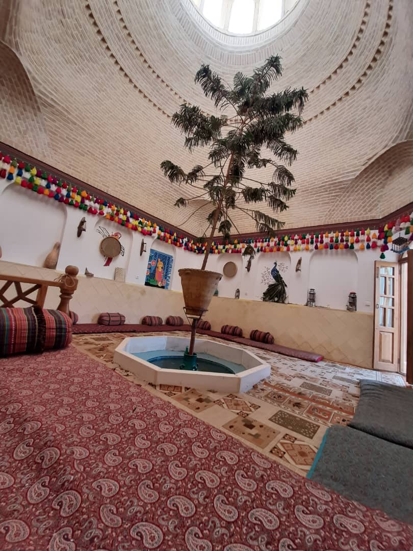 townee اجاره اقامتگاه بوم گردی سنتی در مهریز یزد  | اتاق سه تخته