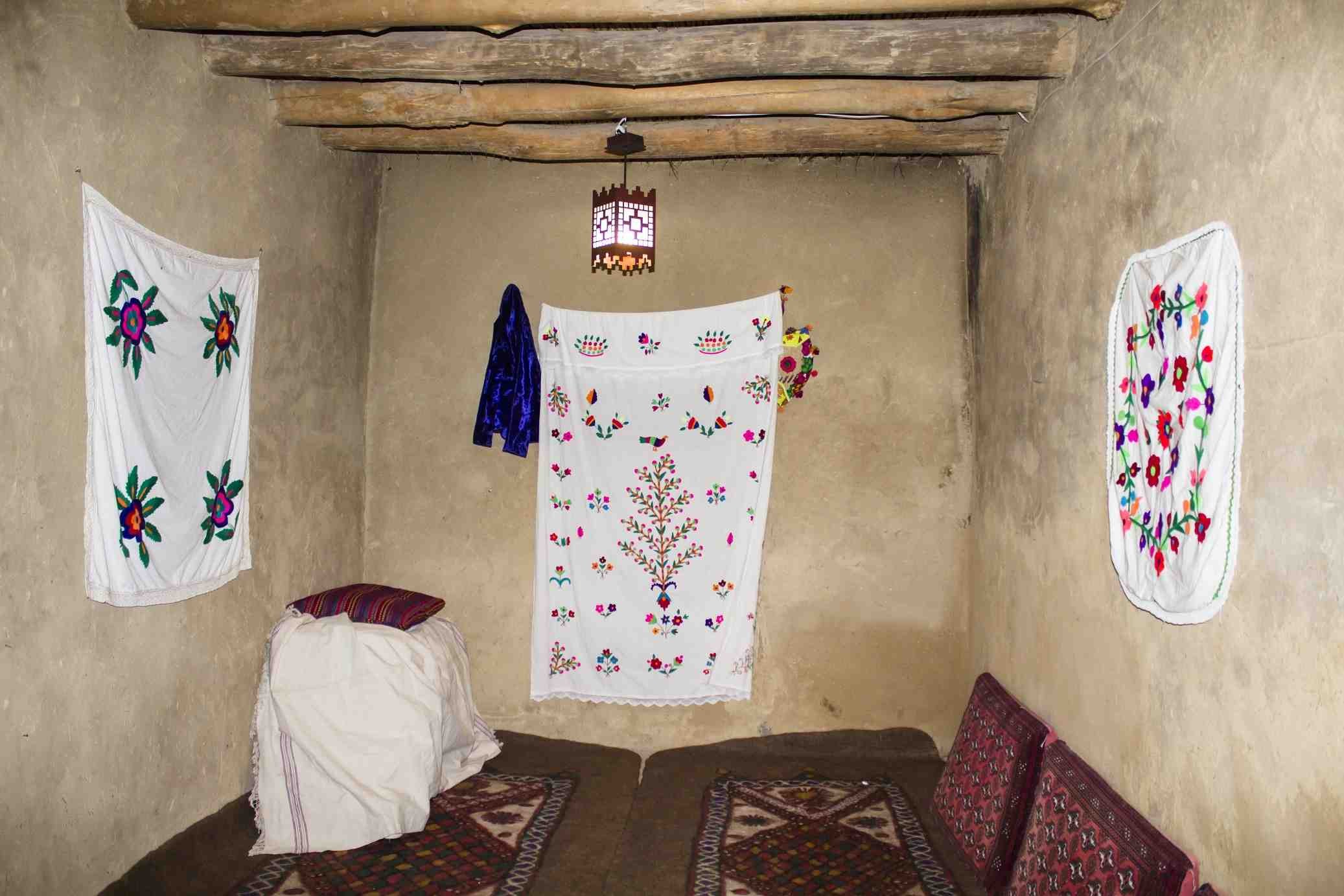 Eco-tourism اجاره اقامتگاه بومگردی و اتاق سنتی در قلعه بالا بیارجمند