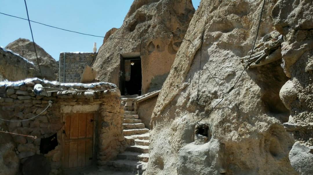 روستایی اجاره اقامتگاه بومگردی صخره ای در کندوان تبریز